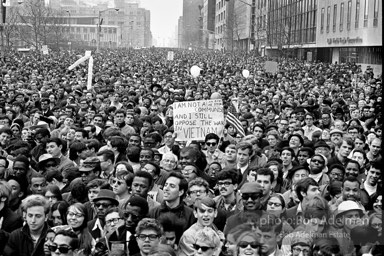 Martin Luther King led anti-Vietnam war protest. NYC, 1967. photo:Bob Adelman©Bob Adelman Estate.