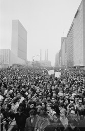 Martin Luther King led anti-Vietnam war protest. NYC, 1967. photo:Bob Adelman©Bob Adelman Estate.