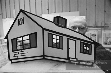 Roy Lichtenstein with maquette for House I. 1996.-photo©Bob Adelman, artwork ©Estate of Roy Lichtenstein
