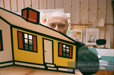 Roy Lichtenstein with maquette for House I. 1996.-photo©Bob Adelman, artwork ©Estate of Roy Lichtenstein