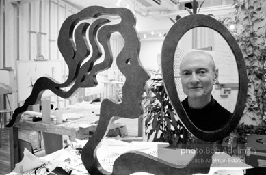Roy Lichtenstein with his sculpture Woman with Mirror. 1996.-photo©Bob Adelman, artwork ©Estate of Roy Lichtenstein