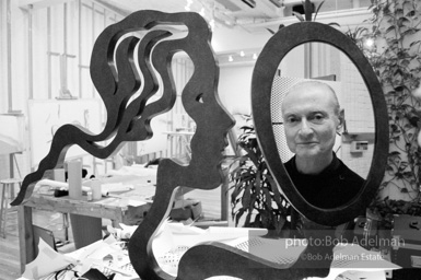 Roy Lichtenstein with his sculpture Woman with Mirror. 1996.-photo©Bob Adelman, artwork ©Estate of Roy Lichtenstein