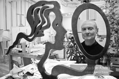 Roy Lichtenstein with his sculpture Woman with Mirror. 1996.-photo©Bob Adelman, artwork ©Estate of Roy Lichtenstein