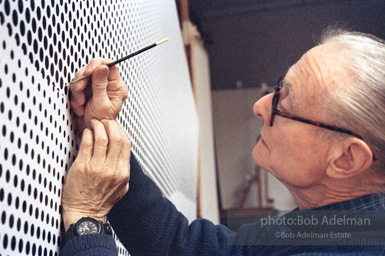 Roy Lichtenstein at wotk on his Chinese Landscape series. 1996.-photo©Bob Adelman, artwork ©Estate of Roy Lichtenstein