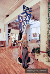 Roy Lichtenstein with Brushstroke Nude-sculpture. 1994 photo:©Bob Adelman/Artwork:©Estate of Roy Lichtenstein