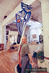 Roy Lichtenstein with Brushstroke Nude-sculpture. 1994 photo:©Bob Adelman/Artwork:©Estate of Roy Lichtenstein