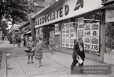 1968. Queens, New YorkKew Gardens Park. Jamaica, Queens, N.Y. 1968EP12-11 001