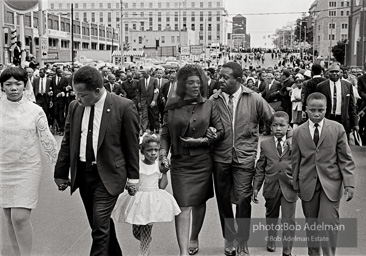 Coretta Scott King, Rev. Ralph Abernathy, and the King children walking in the funeral procession through Atlanta 1968. Pictured left to right: daughter Yolanda, brother AD King, daughter Bernice, widow Coretta Scott King, Rev.
Ralph Abernathy, and sons Dexter and Martin III.