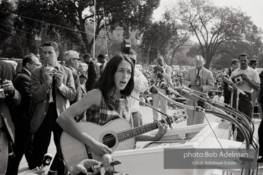 Joan Baez entertains crowd with her sonerous fold singing. In addition to Baez, folk singers Bob Dylan, Odetta, Peter Paul and Mary and the SNCC Freedom Singers performed before the march began. August 28, 1963. Joan Baez entertains crowd with her sonerous fold singing. In addition to Baez, folk singers Bob Dylan, Odetta, Peter Paul and Mary and the SNCC Freedom Singers performed before the march began. August 28, 1963.