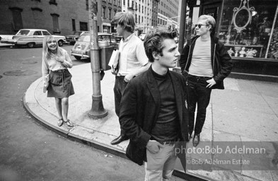 Bibbe Hansen, Chuck Wein,
Gerard Malanga and Andy
looking for a cab on the corner of
East 47th Street and 2nd Avenue. 1965.